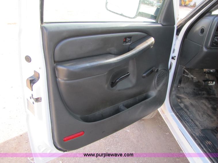 image for item B2132 2007 GMC Sierra 2500HD extended cab pickup truck