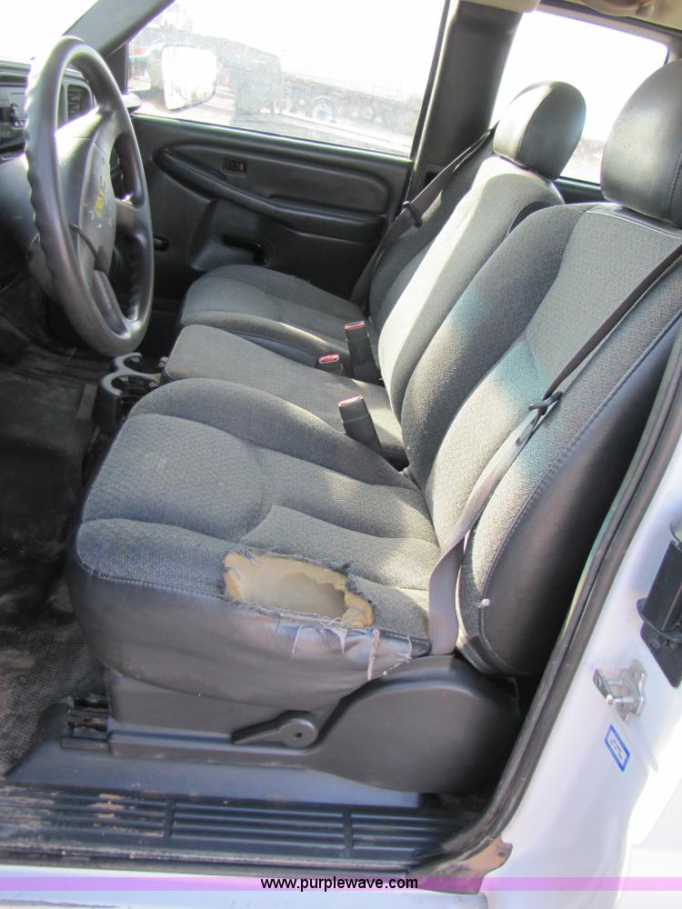 image for item B2132 2007 GMC Sierra 2500HD extended cab pickup truck