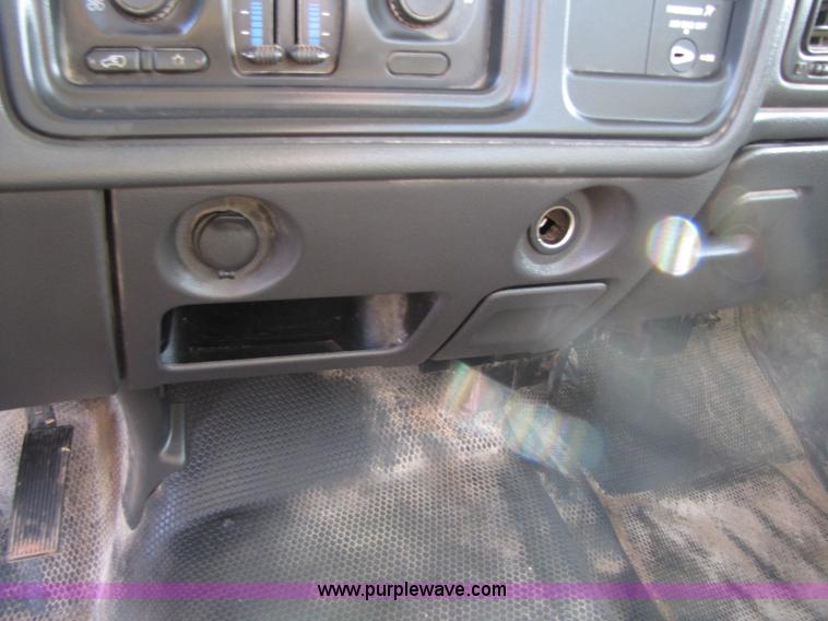 image for item B2132 2007 GMC Sierra 2500HD extended cab pickup truck