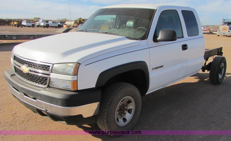 image for item B2134 2007 Chevrolet Silverado 2500HD extended cab pickup truck