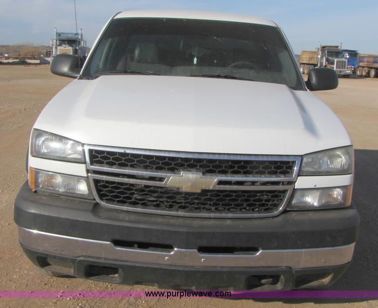 image for item B2134 2007 Chevrolet Silverado 2500HD extended cab pickup truck