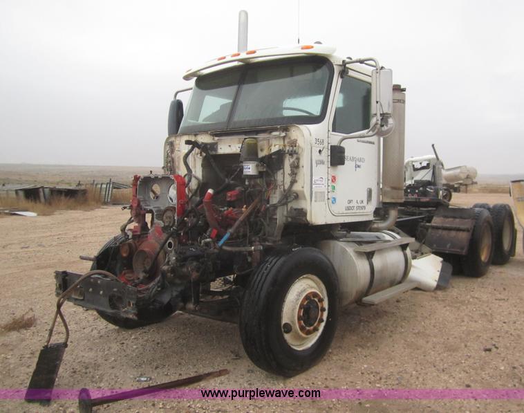 image for item B3106 2003 International 9200i semi truck