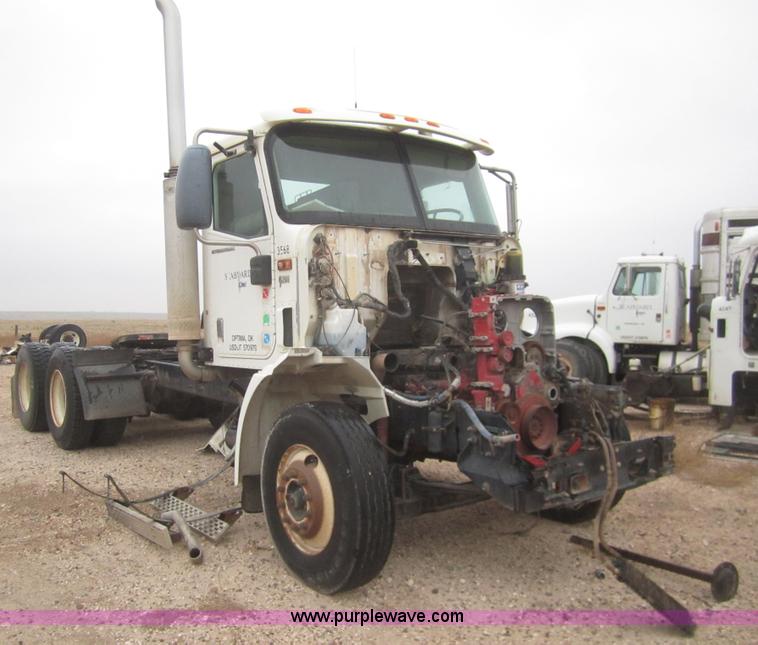image for item B3106 2003 International 9200i semi truck