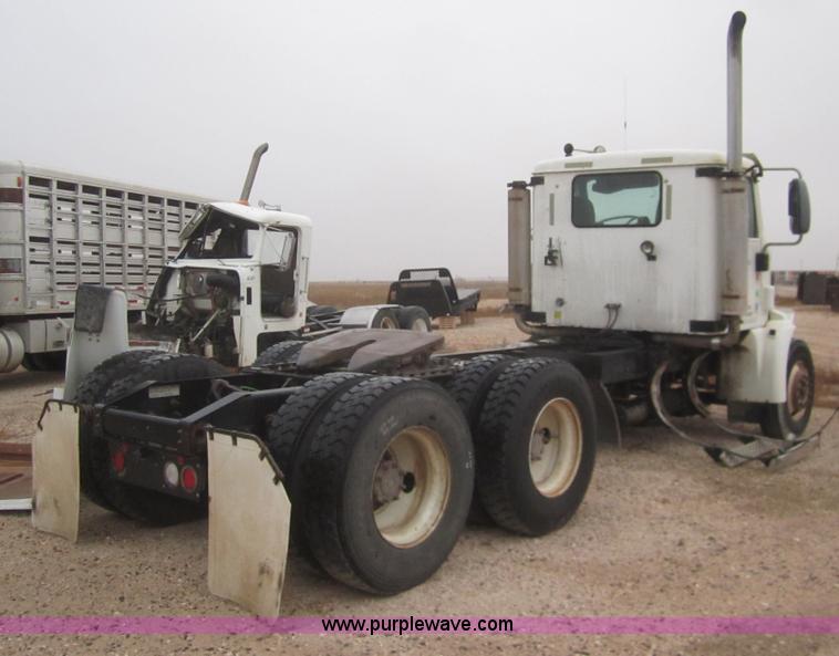 image for item B3106 2003 International 9200i semi truck