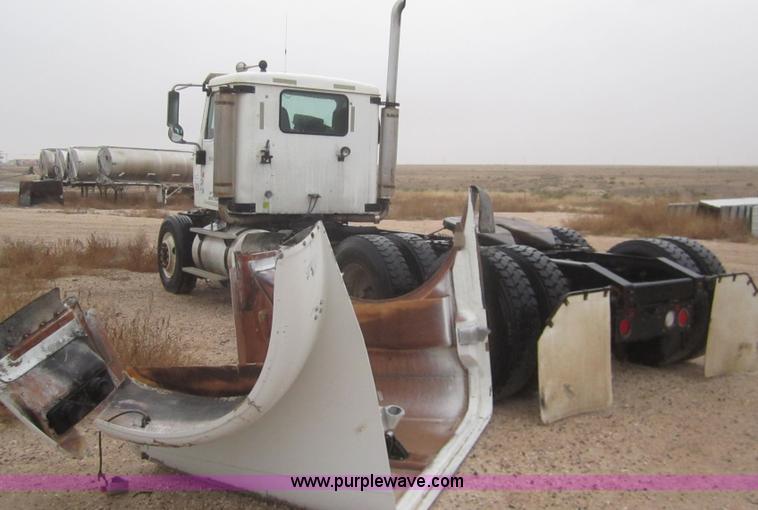 image for item B3106 2003 International 9200i semi truck