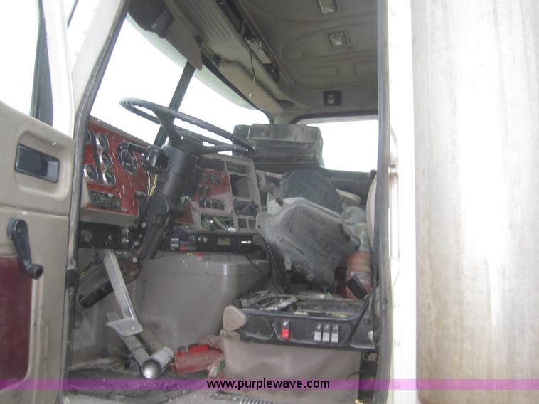 image for item B3106 2003 International 9200i semi truck