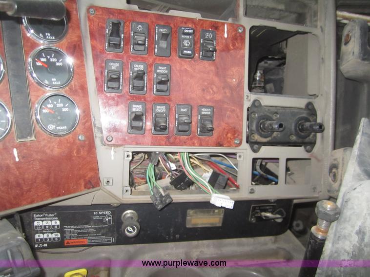 image for item B3106 2003 International 9200i semi truck