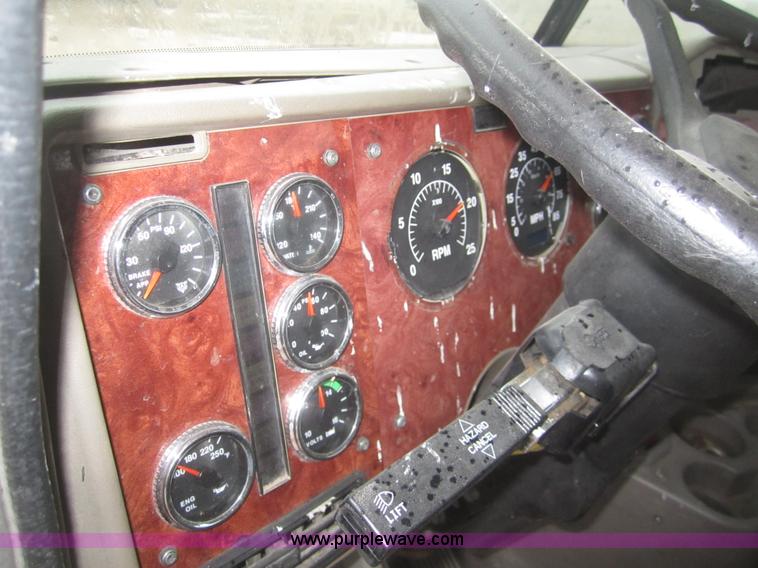 image for item B3106 2003 International 9200i semi truck