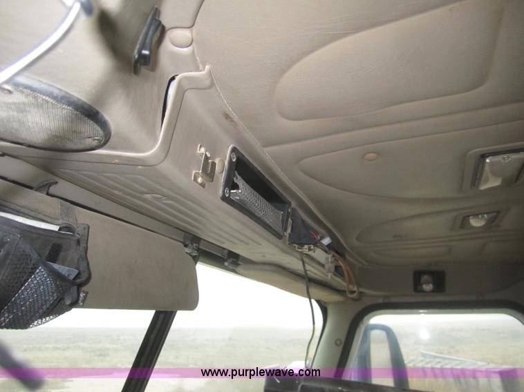 image for item B3106 2003 International 9200i semi truck