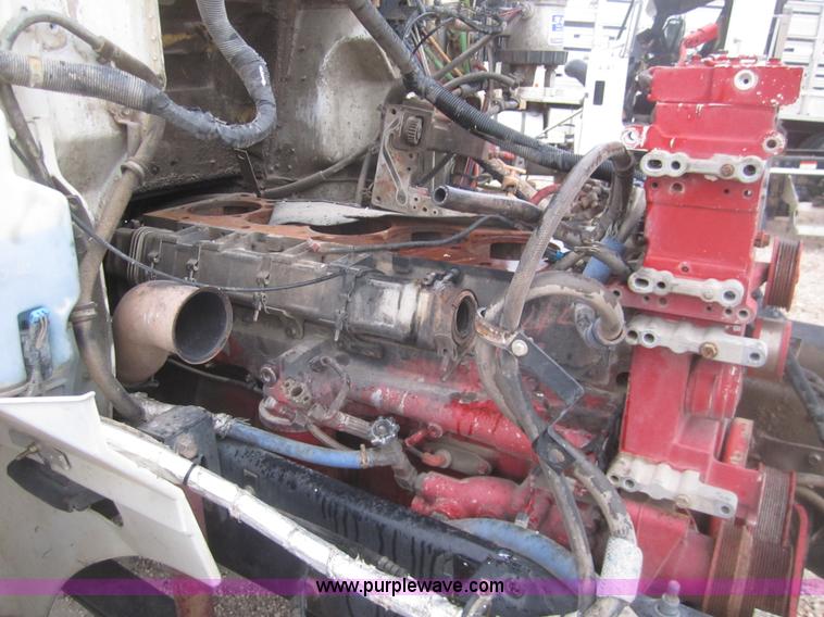 image for item B3106 2003 International 9200i semi truck