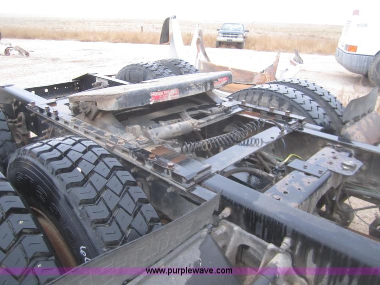 image for item B3106 2003 International 9200i semi truck