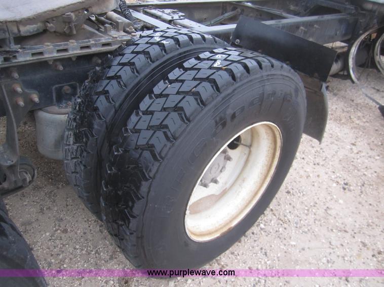 image for item B3106 2003 International 9200i semi truck