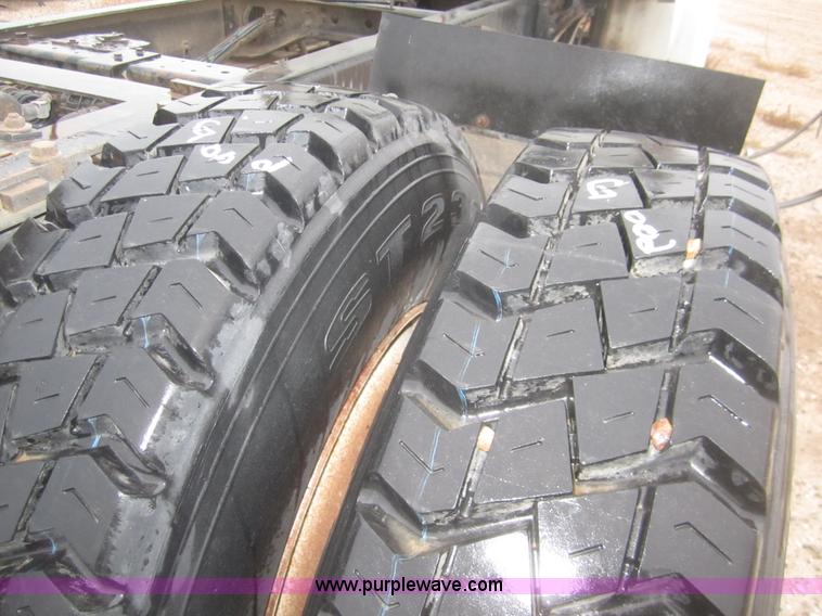 image for item B3106 2003 International 9200i semi truck