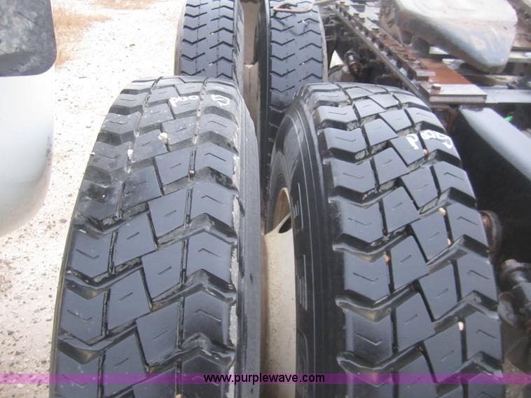 image for item B3106 2003 International 9200i semi truck