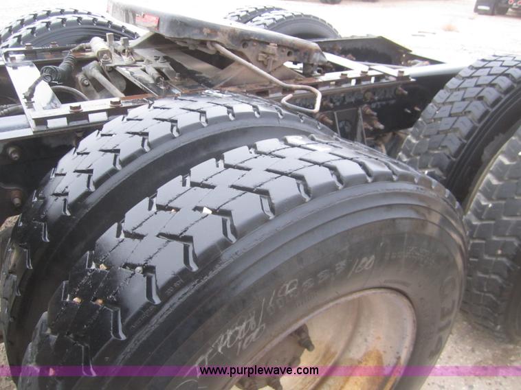 image for item B3106 2003 International 9200i semi truck