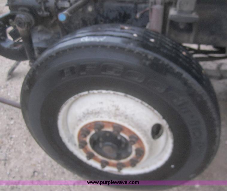 image for item B3106 2003 International 9200i semi truck