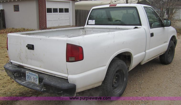 image for item C5239 1998 Isuzu Hombre S pickup truck