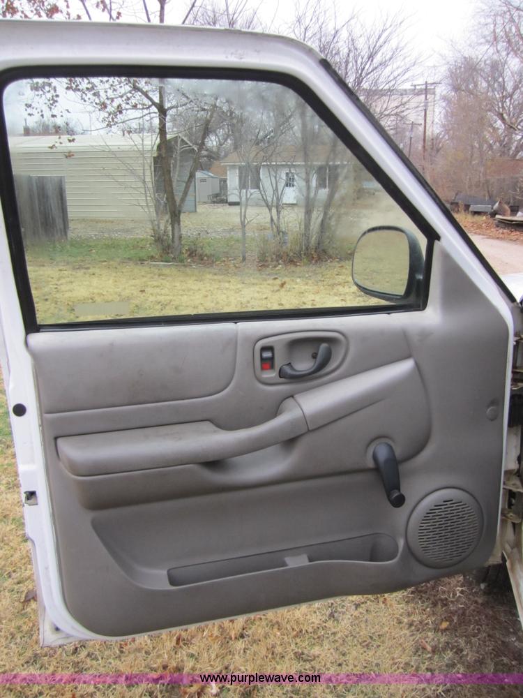 image for item C5239 1998 Isuzu Hombre S pickup truck