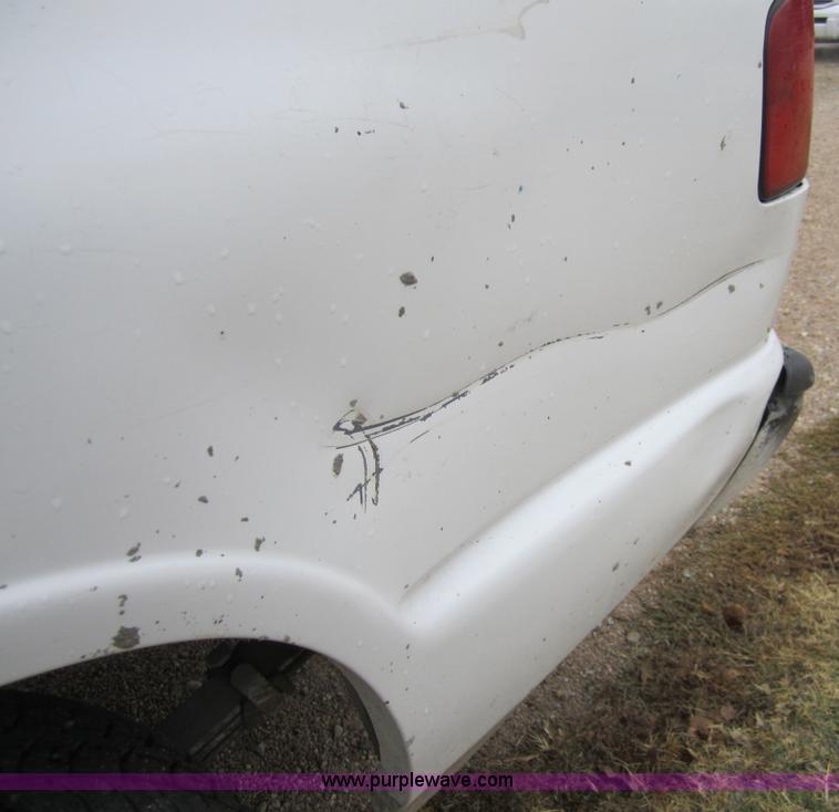 image for item C5239 1998 Isuzu Hombre S pickup truck