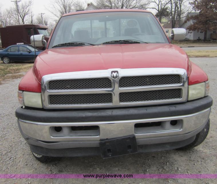image for item C5256 1996 Dodge Ram 1500 club cab pickup truck