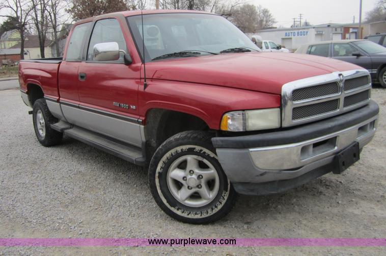 image for item C5256 1996 Dodge Ram 1500 club cab pickup truck