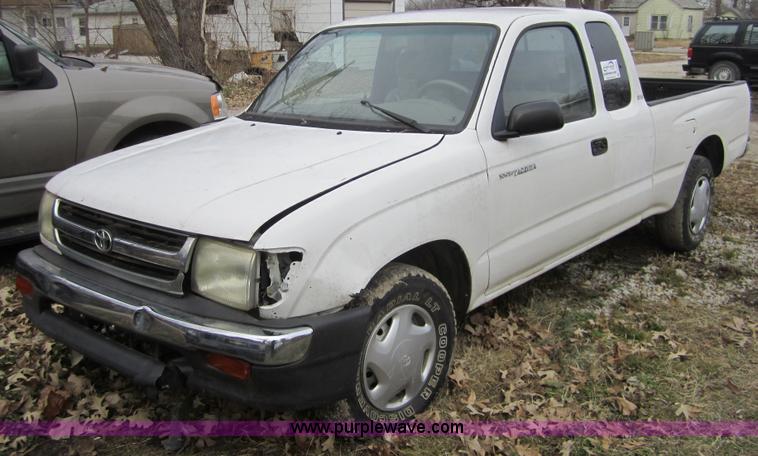 image for item C5264 1999 Toyota Tacoma SR5 extended cab pickup truck