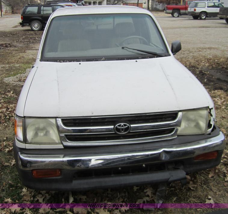 image for item C5264 1999 Toyota Tacoma SR5 extended cab pickup truck