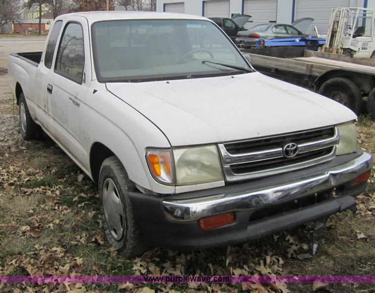 image for item C5264 1999 Toyota Tacoma SR5 extended cab pickup truck