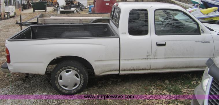image for item C5264 1999 Toyota Tacoma SR5 extended cab pickup truck