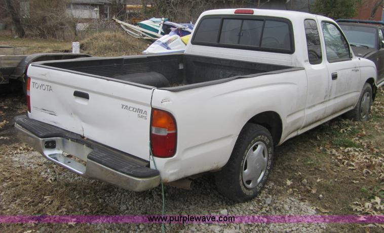 image for item C5264 1999 Toyota Tacoma SR5 extended cab pickup truck