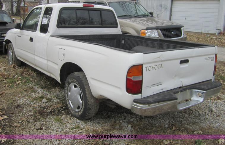 image for item C5264 1999 Toyota Tacoma SR5 extended cab pickup truck