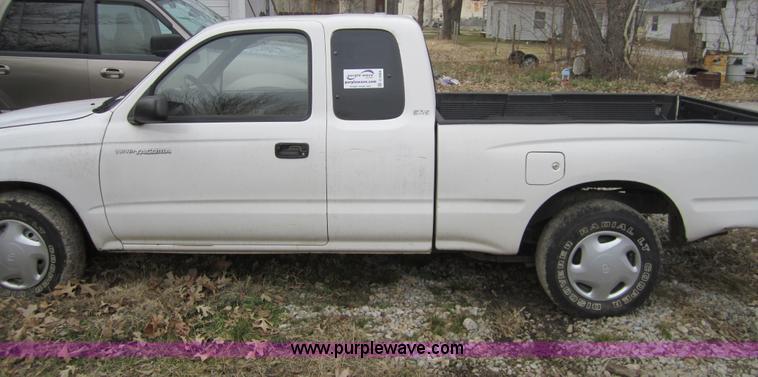 image for item C5264 1999 Toyota Tacoma SR5 extended cab pickup truck