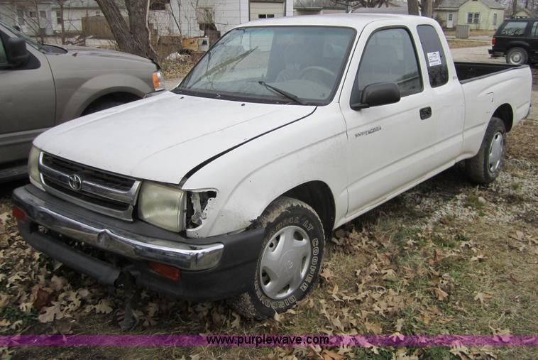 image for item C5264 1999 Toyota Tacoma SR5 extended cab pickup truck