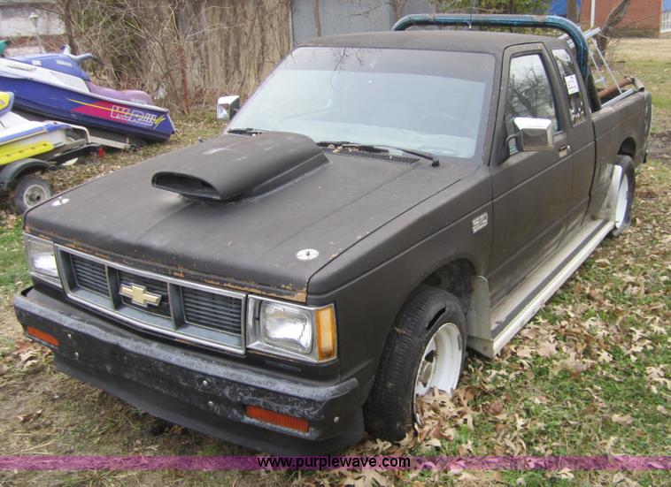 image for item C5265 1985 Chevrolet S10 extended cab pickup truck