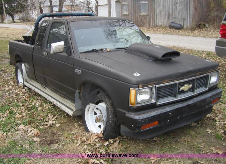 image for item C5265 1985 Chevrolet S10 extended cab pickup truck