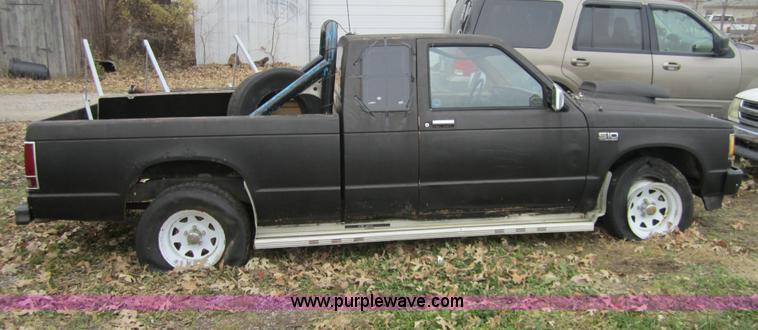 image for item C5265 1985 Chevrolet S10 extended cab pickup truck