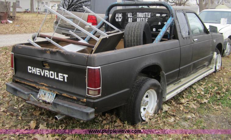 image for item C5265 1985 Chevrolet S10 extended cab pickup truck
