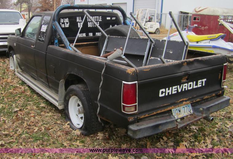 image for item C5265 1985 Chevrolet S10 extended cab pickup truck