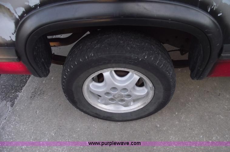 image for item C5821 1994 Dodge Dakota SLT extended cab pickup