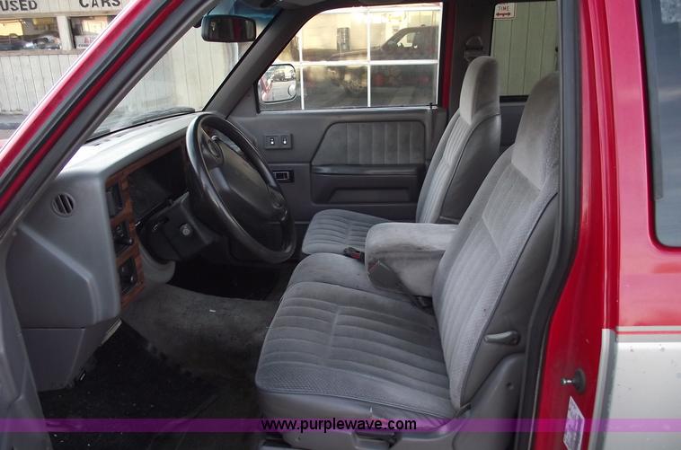 image for item C5821 1994 Dodge Dakota SLT extended cab pickup