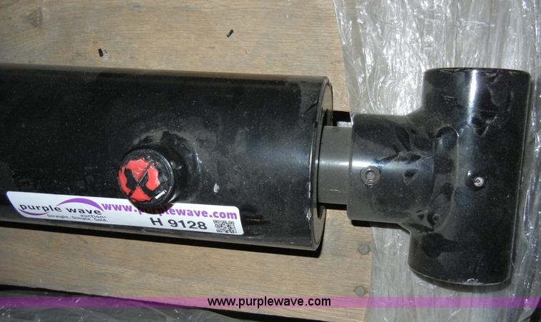image for item H9128 (2) new hydraulic rams