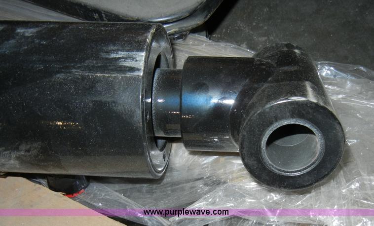 image for item H9128 (2) new hydraulic rams