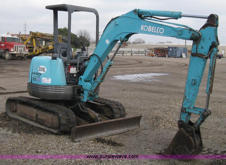image for item A4481 2001 Kobelco 35SR compact excavator