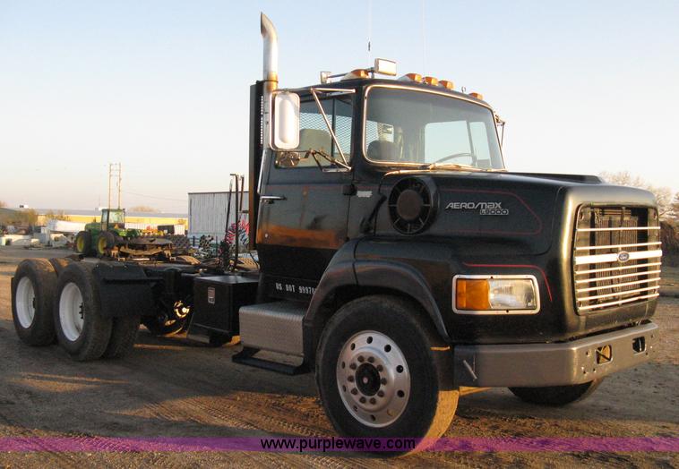 image for item A4487 1990 Ford LTA9000 Aero Max 106 semi truck