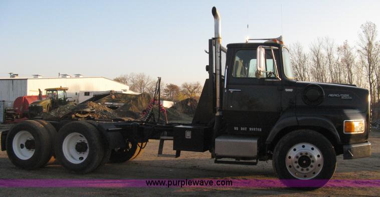 image for item A4487 1990 Ford LTA9000 Aero Max 106 semi truck