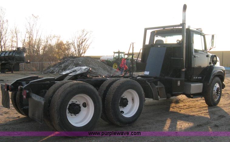 image for item A4487 1990 Ford LTA9000 Aero Max 106 semi truck