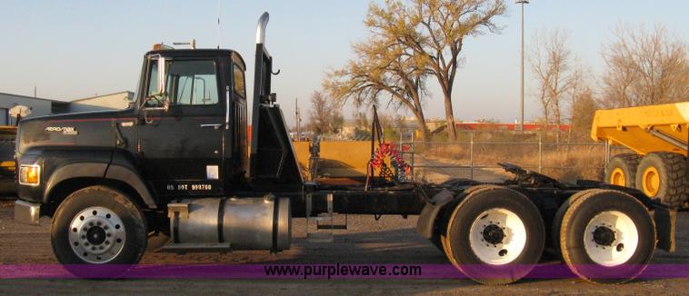 image for item A4487 1990 Ford LTA9000 Aero Max 106 semi truck