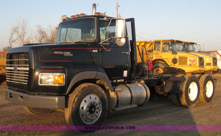 image for item A4487 1990 Ford LTA9000 Aero Max 106 semi truck