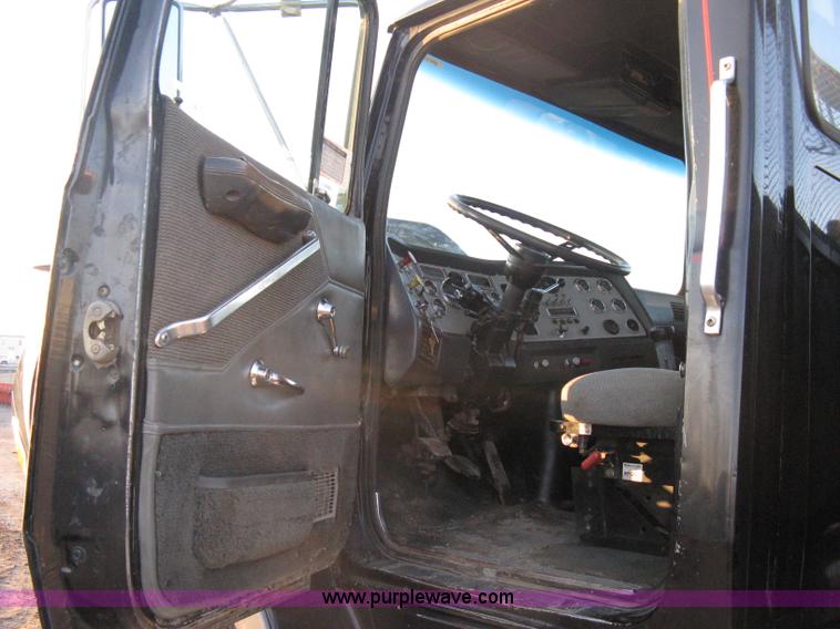 image for item A4487 1990 Ford LTA9000 Aero Max 106 semi truck