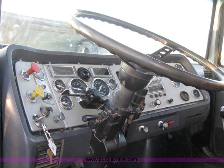 image for item A4487 1990 Ford LTA9000 Aero Max 106 semi truck